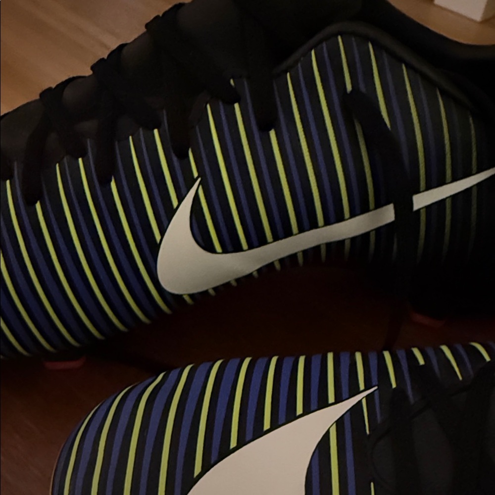 Nike Men's Black and Blue Soccer Shoes - Picture 3 of 7